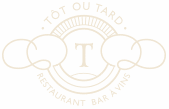 Logo vintage beige TÔT OU TARD pour restaurant et bar à vins. Le grand T central est encadré d'arcs et de volutes nuageuses.